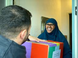 Jongeren pakken honderd ramadanpakketten in voor Tilburg-Noord