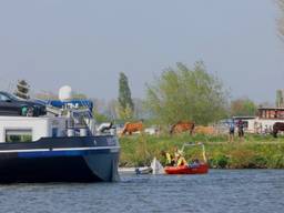 Een vrachtschip botste zaterdag met een motorboot die vervolgens zonk (foto:  Bart Meesters/SQ Vision) 