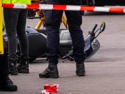 De scooter lag na de schietpartij op straat (foto: Gabor Heeres/SQ Vision).