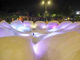 Lolbroeken zorgen weer voor schuimmassa en frisse geur in fontein Schijndel
