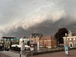Onheilspellende lucht in Helmond (foto: Marcel van Brussel)