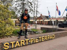 Jan Zeggelaar wandelt 888 kilometer voor zijn stiefbroertje Leandro (privéfoto).