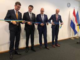 Karel Burger Dirven, hier rechts op de foto, bij de opening van het Oekraïense consulaat in Den Bosch. Naast hem burgemeester Jack Mikkers van Den Bosch. 