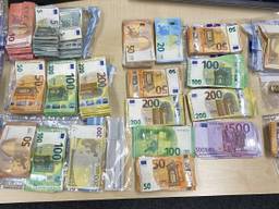 Geld dat in beslag is genomen bij de inval in de appartementen (foto: Politie)