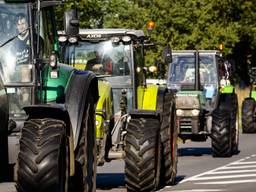 Bij het protest in Stroe zijn de eerste tractoren aangekomen (foto: Bart Maat/ANP). 