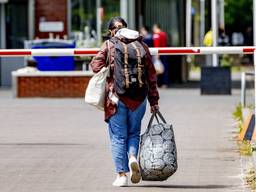 Het aanmeldcentrum in Ter Apel barst uit zijn voegen vanwege de vele asielzoekers (foto: ANP 2022/Robin Utrecht).
