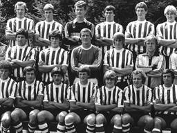 Willy Scheepers, tweede van links in de middelste rij van deze selectiefoto van PSV uit 1980 (foto: ANP).