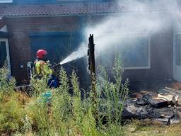 Schutting vliegt in brand in Veldhoven (foto: Jozef Bijnen - SQ Vision).