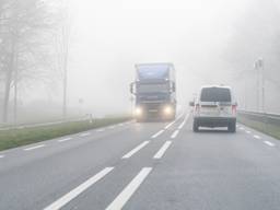 Waarschuwing voor dichte mist: pas op wanneer je de weg op gaat (Archieffoto: ANP).