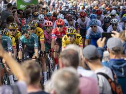 Teunissen (rode trui) bij de doorkomst in Sint Willebrord (Foto: ANP)