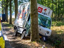 Bezorger rijdt tegen boom in Oud Gastel (foto: Christian Traets - SQ Vision).