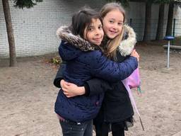Yara (rechts) met haar vriendin Nel op school, twee jaar geleden.