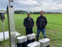 Boeren Arjan van Leeuwen (l) en Arjan Manders bij het irrigatiesysteem (Foto: Alice van der Plas)