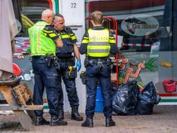 De politie bij de kebabzaak (foto: Dave Hendriks/SQ Vision).