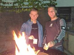 Bas en Siep vebranden hun laatste pakje sigaretten (Foto: privébeeld) 