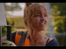 Anne achter op de vuilnisauto