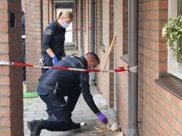 Onderzoek bij het huis waar donderdagnacht een explosief afging. (Foto: Collin Beijk - Omroep Brabant)