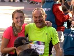 Kyra en haar vader Paul na de finish. 