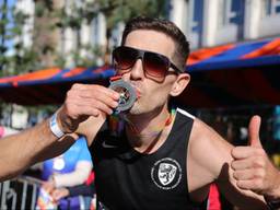 Een deelnemer kust zijn medaille (foto: Karin Kamp).