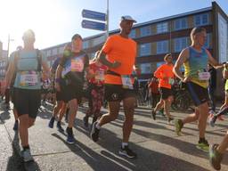 Deelnemers van de marathon in Eindhoven (foto: Omroep Brabant).
