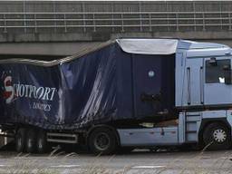 Deze vrachtwagen zat vast onder een viaduct in Schaijk (foto: SQ Vision).