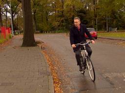 Burgemeester Dijsselbloem op de fiets in zijn stad Eindhoven