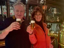 Johan en Anke met de laatste Heineken-biertjes (foto: Anke Wijdeven).