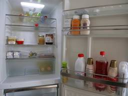 In de koelkast van Monique is vaak een tekort aan verse producten (Foto: Karin Kamp)
