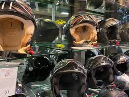 Helmen voor scooters niet aan te slepen (foto: René van Hoof).