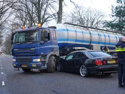 Auto rijdt vol op vrachtwagen (foto: Jeroen Stuve / SQ Vision)