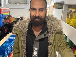 Mohammed Alrashed in zijn 'SRV-wagen' (Foto: Alice van der Plas)