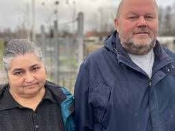 Elena en Jos Henraat op het volkstuinencomplex aan de Sluisdijk in Helmond (Foto: Alice van der Plas)