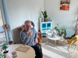 Paul Adriaanse in de woonkamer van zijn tiny house (foto: Alice van der Plas).