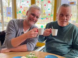 Vrijwilliger Paul Adriaanse aan de koffie met bewoner Jan (foto: Alice van der Plas).