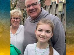 Veronika met haar moeder Anna en broertje Slava en haar gastfamilie (Foto: Alice van der Plas)