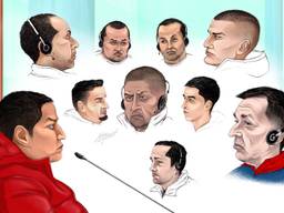 De tien verdachten in de rechtszaal (tekening: Adrien Stanziani).