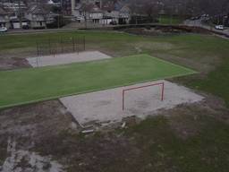 Het korfbalveld ligt dwars over een voetbalveld.