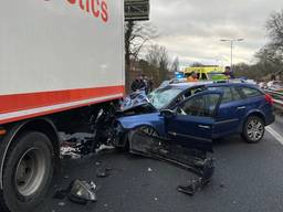 Een man en een kind zijn lichtgewond geraakt toen ze vrijdagmiddag op de N65 bij Vught met de auto waarin ze zaten, op een stilstaande vrachtwagen botsten. Het ongeluk leidde tot een file van zeker 7 kilometer en een afsluiting van de weg.