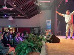 Een van de bewoners van het azc in Budel danst voor de bezoekers van de avond (foto: Alice van der Plas).