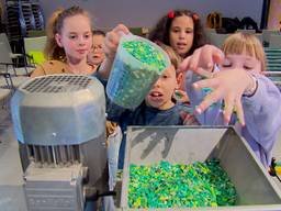 Kinderen in Waalre maken van plastic afval een nieuw bankje.