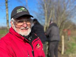 Wim van Lanen is met 81 jaar de oudste Maasheggenvlechter (foto: Jos Verkuijlen).