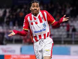 Jearl Margaritha van TOP Oss viert de eerste treffer (foto: OrangePictures).