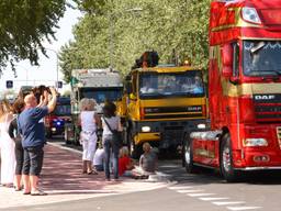 Toeschouwers zwaaien naar een truck bij een truckerun (foto: ANP).
