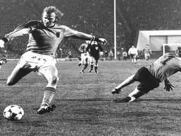 De EK-kwalificatiewedstrijd tegen de toenmalige DDR op 21 november 1979. Met een fraaie solo passeert René van de Kerkhof doelman Hans Grapenthin en schiet hij de winnende 2-3 binnen. Met die goal plaatste Oranje zich voor het EK in Italië. (foto: ANP)