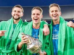 Joël Drommel, Joey Veerman en Luuk de Jong met de KNVB Beker, na de winst op Ajax (foto: Orange Pictures).