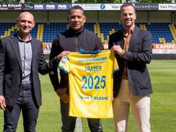 Mo Allach (links), Henk Fraser en Frank van Mosselveld, in 2023 (foto: RKC Waalwijk).