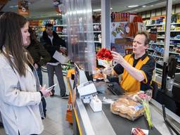 Een klant rekent af bij een Coop-supermarkt (foto: ANP). 