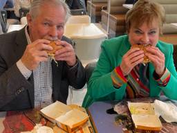 Peter en Nelly van Gelder genieten nog steeds van een Big Mac (foto: Studio040).