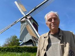 Geert van Stekelenburg voor zijn 500 jaar oude bedreigde molen in Asten (Foto: Alice van der Plas)