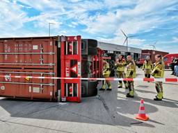 In Tilburg is een truck gekanteld. (foto: SQ Vision)